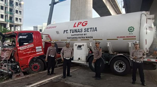 Truk Berisi Minyak Terjatuh di Tol Cikunir