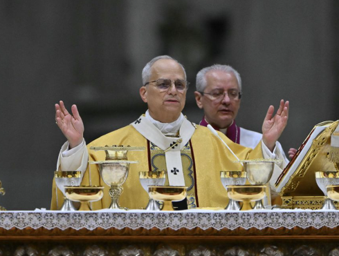 Paus Leo Memimpin Misa Malam Natal