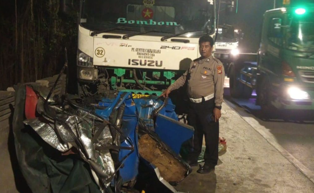 Sebuah Bajaj Rusak Usai Terjepit Truk