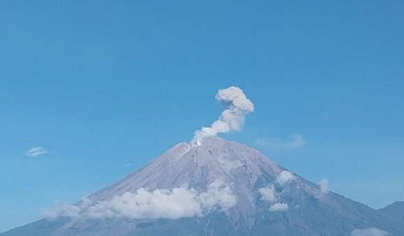 Semeru Erupsi Malam Ini, 41 Kali Sepekan!