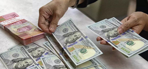 Rupiah Anjlok ke Level Terendah Terhadap Dolar AS Hari Ini